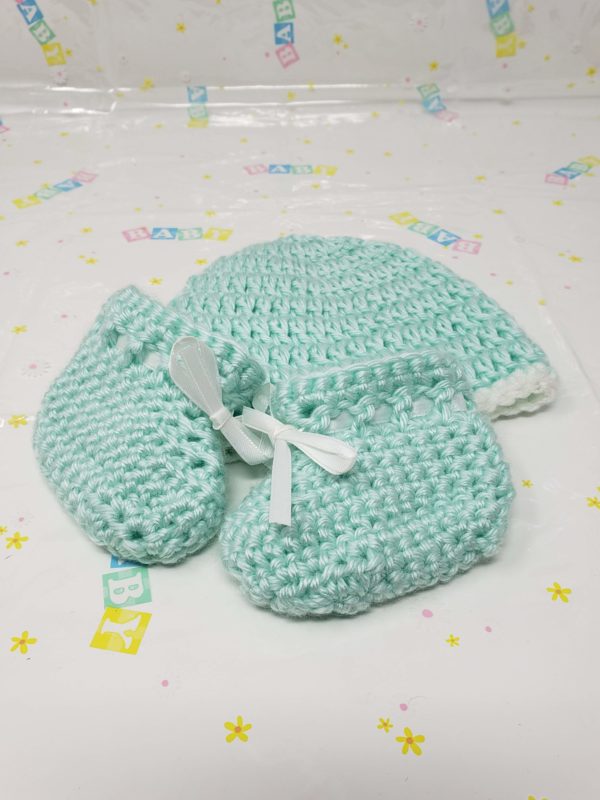 Green newborn booties and hat set